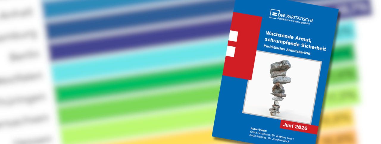 Das Titelblatt der Expertise des Paritätischen Armutsberichts auf blauem Hintergrund. Oben: Das weiße Logo „DER PARITÄTISCHE – Paritätische Forschungsstelle“. Mitte: Der Titel in weißer Schrift lautet „Wachsende Armut, schrumpfende Sicherheit – Paritätischer Armutsbericht“. Darunter befindet sich eine quadratische, weiß umrandete Grafik, die einen prekär balancierten Turm aus übereinandergestapelten, unebenen Steinen vor weißem Hintergrund zeigt. Unten: Auf einem roten Balken rechts steht das Veröffentlichungsdatum „Juni 2026“. Ganz unten sind die Autor*innen in weißer Schrift aufgeführt: „Greta Schabram | Dr. Andreas Aust | Katja Kipping | Dr. Joachim Rock“. Am linken Rand ragt zudem das große rote Verbandssymbol angeschnitten in das Bild.