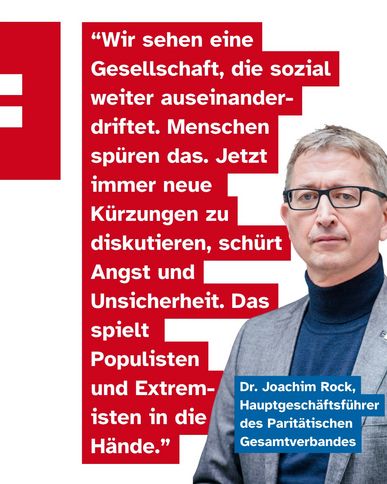 Ein Zitat-Sharepic des Paritätischen Gesamtverbands auf weißem Hintergrund. Auf der rechten Seite ist ein Porträtfoto von Dr. Joachim Rock zu sehen, der eine Brille, einen dunklen Rollkragenpullover und ein graues Sakko trägt. Links neben ihm ist ein großes, stufenförmiges rotes Textfeld platziert. Darauf steht in weißer Schrift das Zitat: „Wir sehen eine Gesellschaft, die sozial weiter auseinanderdriftet. Menschen spüren das. Jetzt immer neue Kürzungen zu diskutieren, schürt Angst und Unsicherheit. Das spielt Populisten und Extremisten in die Hände.“ Unten rechts im Bild ordnet ein kleiner blauer Kasten den Sprecher ein: „Dr. Joachim Rock, Hauptgeschäftsführer des Paritätischen Gesamtverbandes“. Am linken oberen Bildrand ist zudem ein Teil des roten Verbandssymbols angeschnitten.