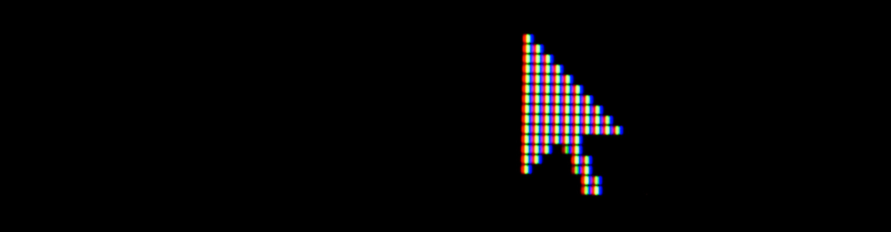 Ein großer weißer Maus-Pfeil-Cursor auf schwarzem Grund